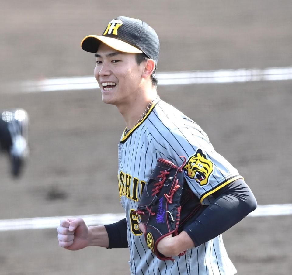 　１イニング無死点の好投を見せ、笑顔でベンチへ戻る湯浅（撮影・飯室逸平）