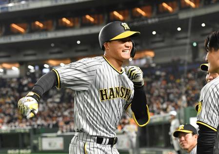 　５回阪神１死、左越えに同点ソロを放ち、ベンチ前でパフォーマンスを見せる阪神・森下