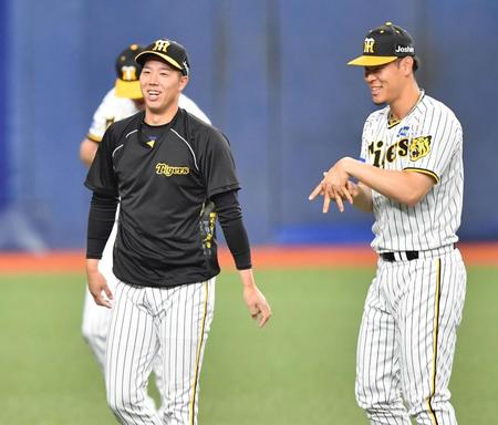 　佐藤輝（右）と談笑する青柳（撮影・中田匡峻）