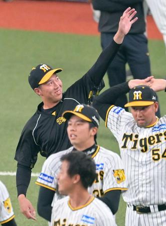 　明るい表情を見せ練習へ向かう青柳