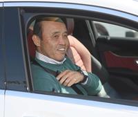 　視察を終え、にこやかに球場を後にする岡田監督