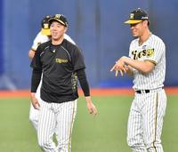 　佐藤輝（右）と談笑する青柳（撮影・中田匡峻）