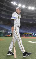 　グラウンド入りする岡田監督（撮影・高部洋祐）
