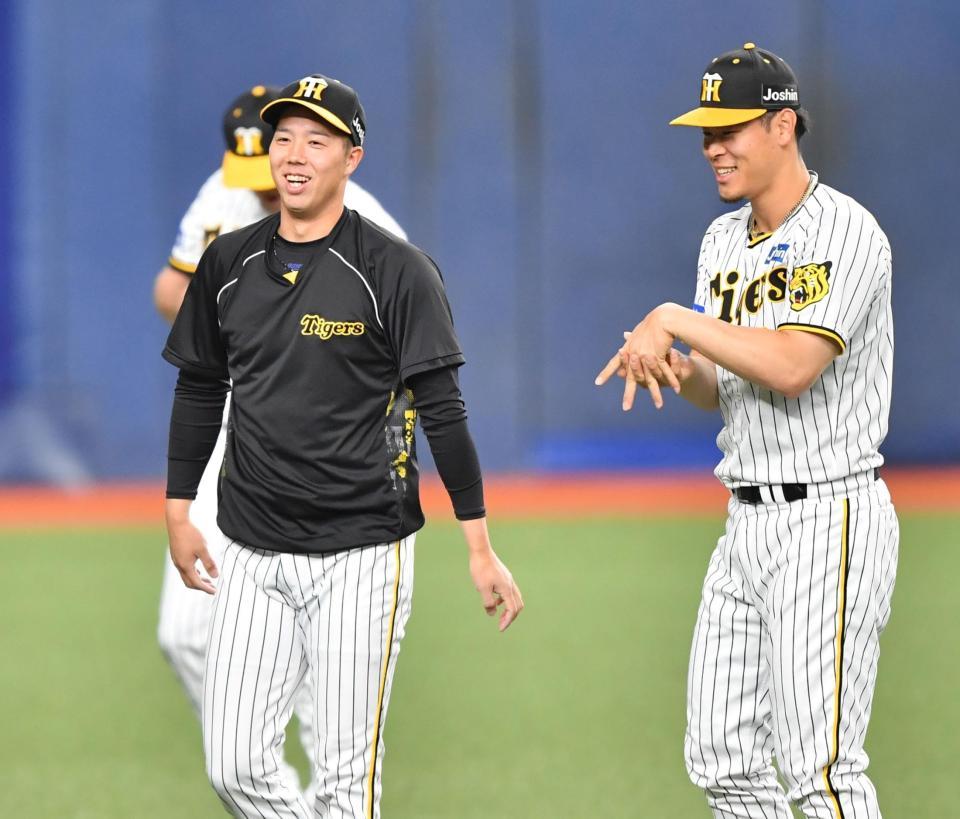 　佐藤輝（右）と談笑する青柳（撮影・中田匡峻）