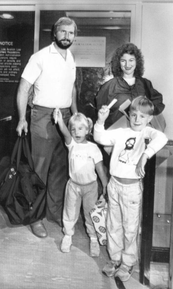 　家族そろって帰国するバース、（右前から）長男・ザクリー君、長女・ステイシーちゃん、リンダ前夫人＝１９８５年撮影