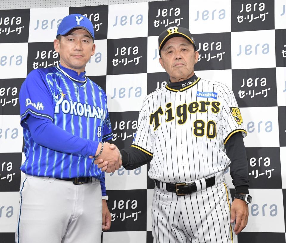 　開幕前日会見を終え、握手を交わす三浦監督（左）と岡田監督（撮影・高部洋祐）