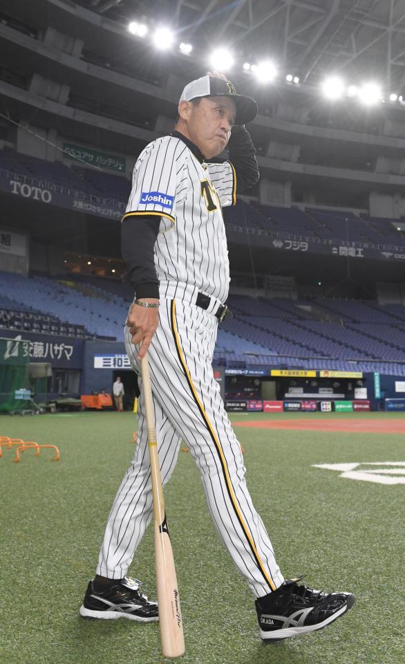 　グラウンド入りする岡田監督（撮影・高部洋祐）