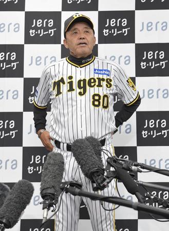 　開幕前日会見で質問に答える岡田監督（撮影・高部洋祐）