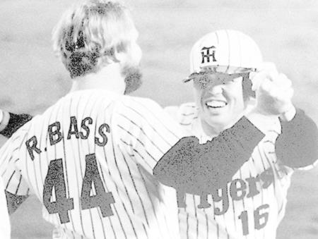 　巨人戦で３者連続となる本塁打を放ち、バース（左）に迎えられる岡田＝１９８５年４月１７日