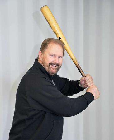 　現役時代と変わらない打撃フォームを披露するバース氏