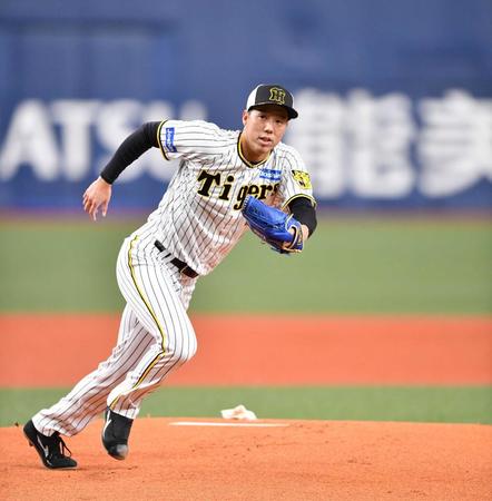 　投内連係に参加した青柳（撮影・中田匡峻）