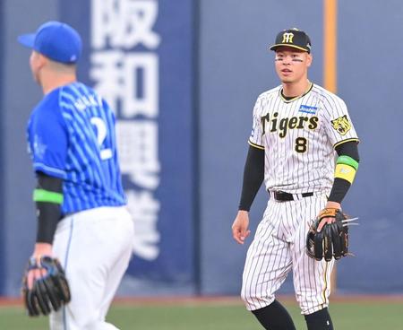 　試合前、牧（左）と話す佐藤輝（撮影・高部洋祐）