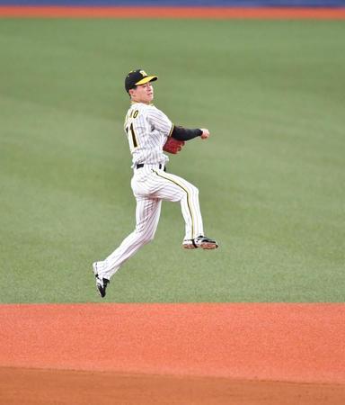 　１回、林の打球を好捕した中野（撮影・中田匡峻）