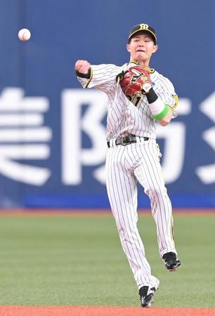 　１回、林の打球を好捕し、素早く一塁に送球する中野（撮影・高部洋祐）