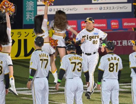 　開幕セレモニーでグラウンドに登場する岡田監督（撮影・立川洋一郎）