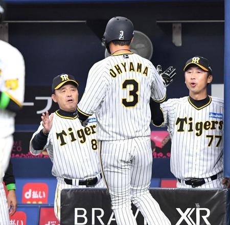 　２回、梅野の先制適時打で生還した大山（３）を迎える岡田監督（左）＝撮影・中田匡峻