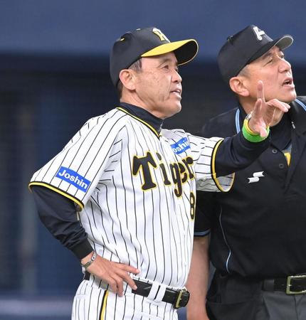 　６回途中、青柳の交代を告げる岡田監督（撮影・高部洋祐）