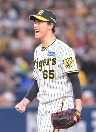 　９回、桑原を三振に仕留め、雄たけびを上げる湯浅（撮影・高部洋祐）