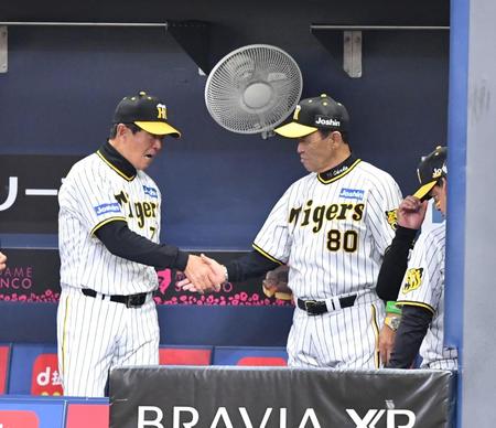 　ＤｅＮＡに勝利し、平田ヘッドコーチ（左）と握手を交わす岡田監督（撮影・中田匡峻）