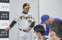 　会見場に後から入ってきた三浦監督（右奥）に道を譲る岡田監督（撮影・高部洋祐）