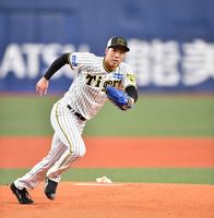 　投内連係に参加した青柳（撮影・中田匡峻）