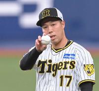 　キャッチボール相手に合図を送る青柳