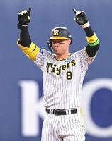 　２回、二塁打を放ちポーズを決める佐藤輝（撮影・高部洋祐）