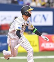 　２回、適時打を放つ小幡（撮影・高部洋祐）