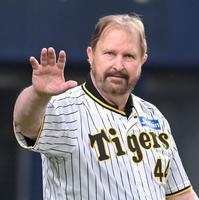 　ファンの声援に応えるバース氏（撮影・高部洋祐）