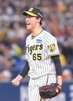 　９回、桑原を三振に仕留め、雄たけびを上げる湯浅（撮影・高部洋祐）