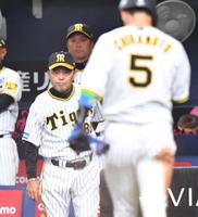 　７回、近本（５）の本塁憤死にリクエストを出した岡田監督（左）＝撮影・中田匡峻