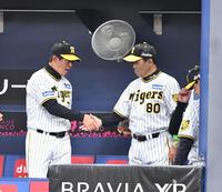 　ＤｅＮＡに勝利し、平田ヘッドコーチ（左）と握手を交わす岡田監督（撮影・中田匡峻）