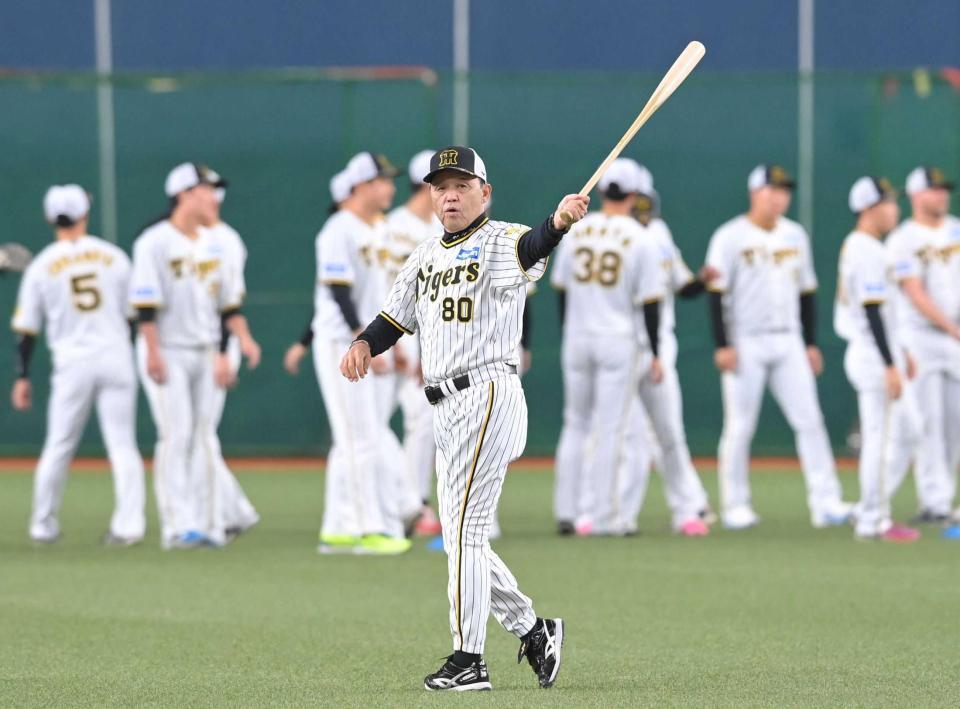 　バットを手にナインの練習を見守る岡田監督（撮影・高部洋祐）