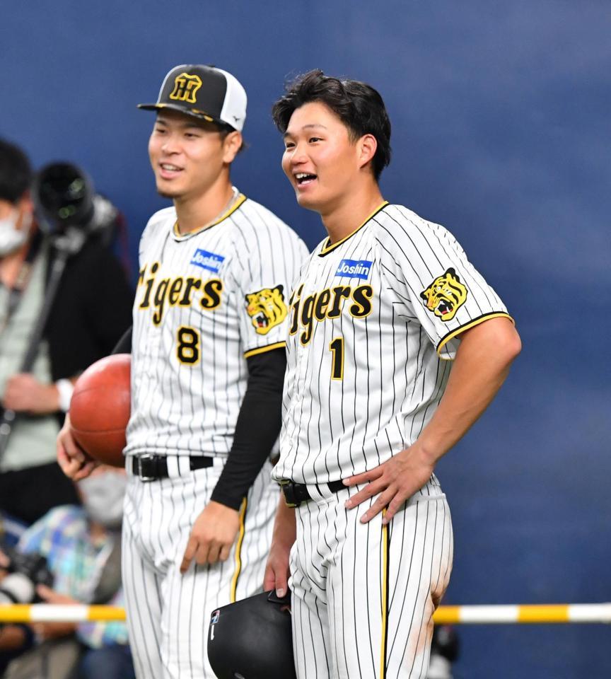 　佐藤輝（左）と談笑する森下（撮影・中田匡峻）