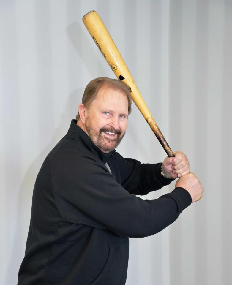 　現役時代と変わらない打撃フォームを披露するバース氏