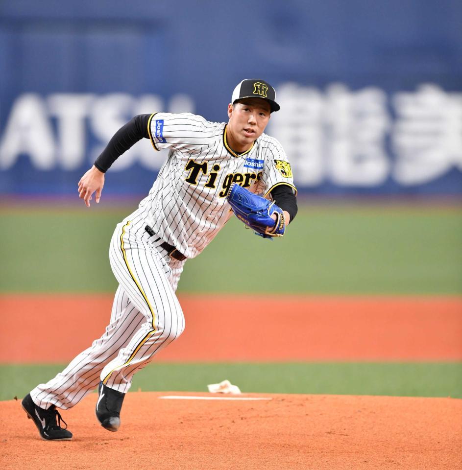 　投内連係に参加した青柳（撮影・中田匡峻）