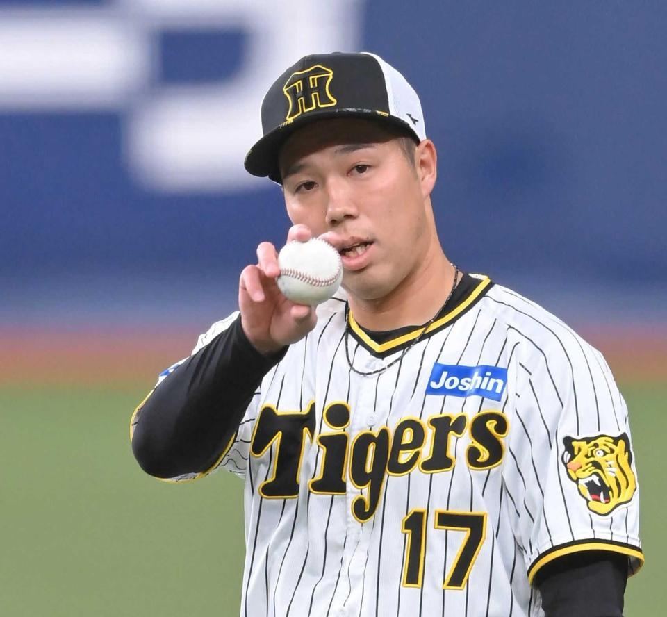 　キャッチボール相手に合図を送る青柳