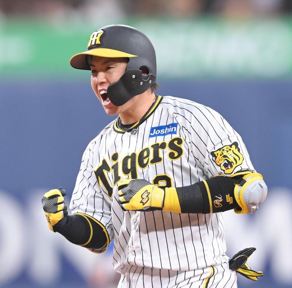 　２回、先制打を放ち、雄たけびを上げる梅野（撮影・高部洋祐）