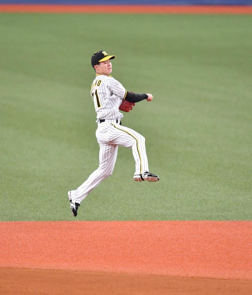 　１回、林の打球を好捕した中野（撮影・中田匡峻）