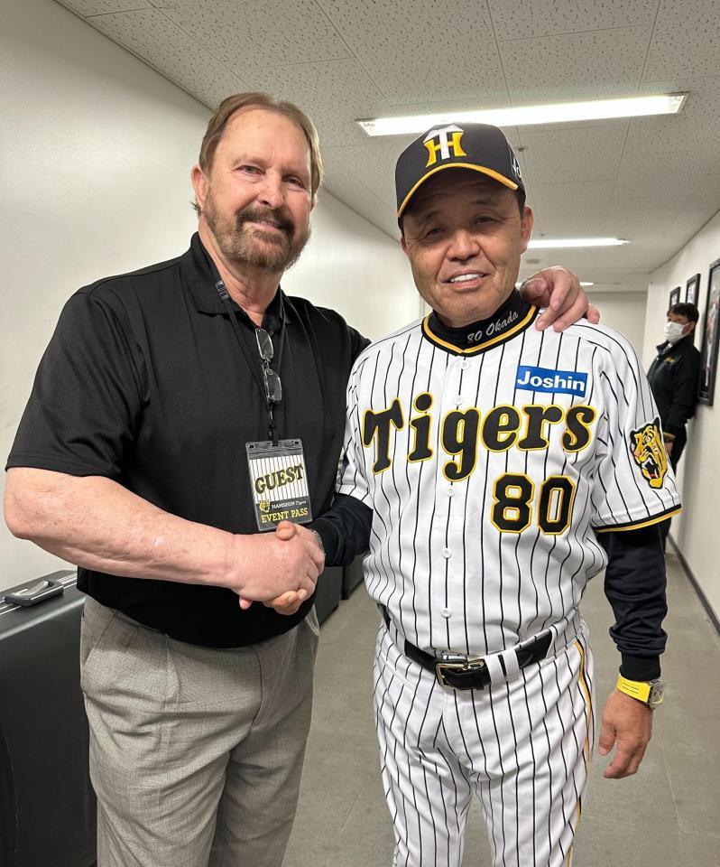 　岡田監督（右）を激励するバース氏（球団提供）