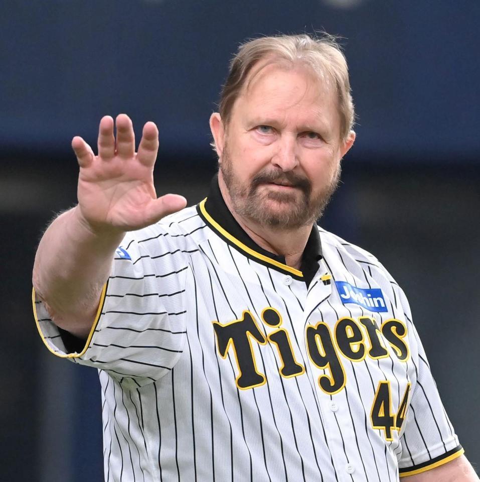 　ファンの声援に応えるバース氏（撮影・高部洋祐）