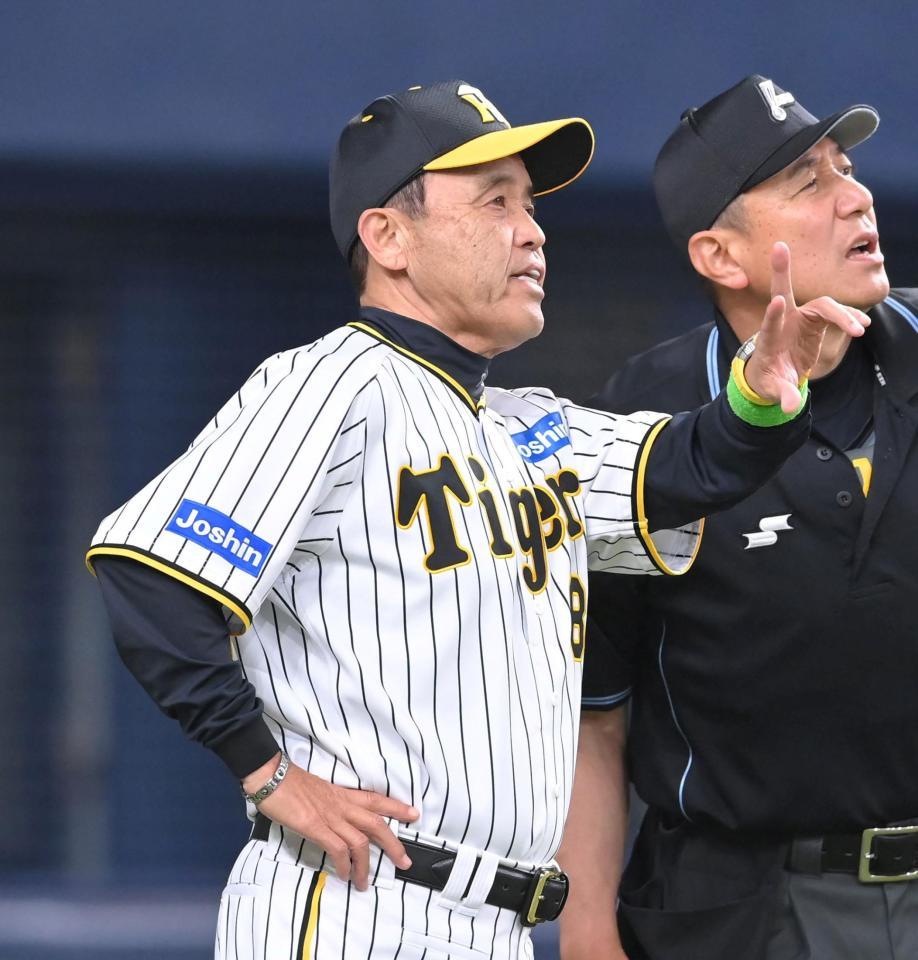 　６回途中、青柳の交代を告げる岡田監督（撮影・高部洋祐）