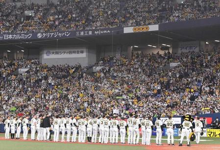 　開幕戦に勝利し、ファンにあいさつする阪神ナイン（撮影・中田匡峻）