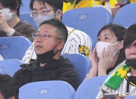 　観戦に訪れた森下の父・善文さん（左）と母・ゆりさん（撮影・中田匡峻）