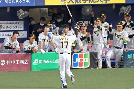 　４回、スクイズを成功させた青柳（１７）を笑顔で迎える阪神ナイン（撮影・立川洋一郎）