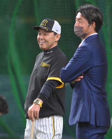 　試合前、鳥谷敬氏（右）と談笑する岡田監督（撮影・高部洋祐）