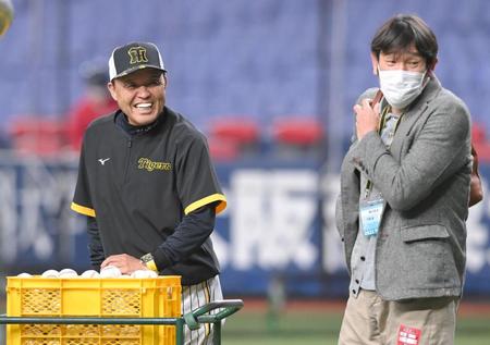 　試合前、下柳剛氏（右）と談笑する岡田監督（撮影・高部洋祐）