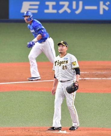 　１回、ソト（後方）に先制２点適時二塁打を浴びた秋山（撮影・中田匡峻）