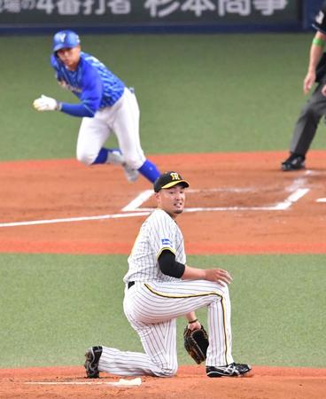 　１回、森（後方）に適時打を浴びた秋山（撮影・中田匡峻）