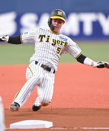 　５回、大山の安打で、一塁から三塁を陥れる中野（撮影・高部洋祐）